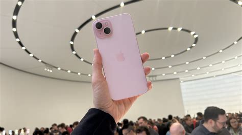 手機顏色推薦|看iPhone 15全系列實機顏色！粉紅討喜、原色超有質。